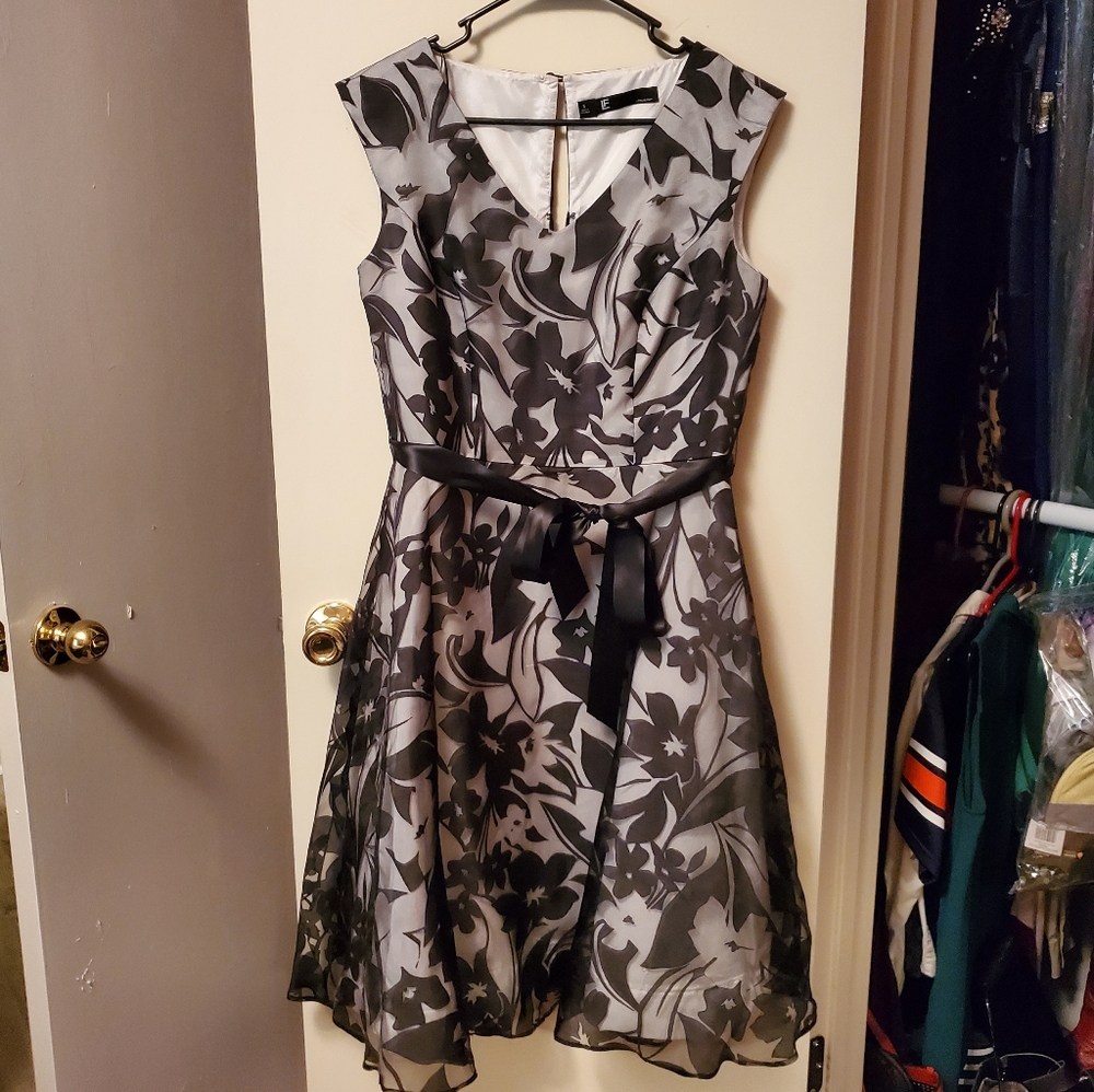 Leslie Fay Sz 6 lined black white flower dress